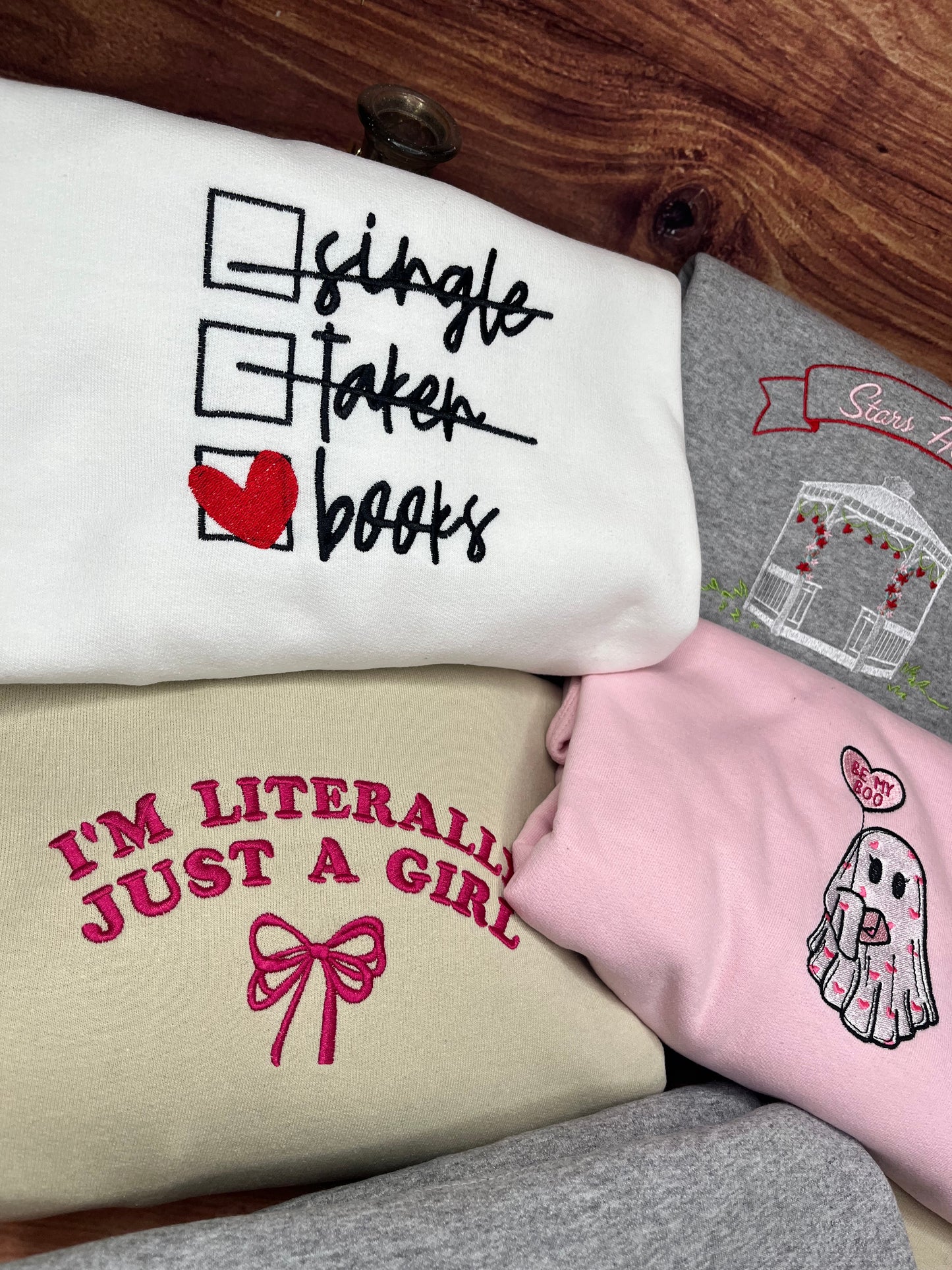 SINGLE, TAKEN BOOKS EMBROIDERED SWEATSHIRT