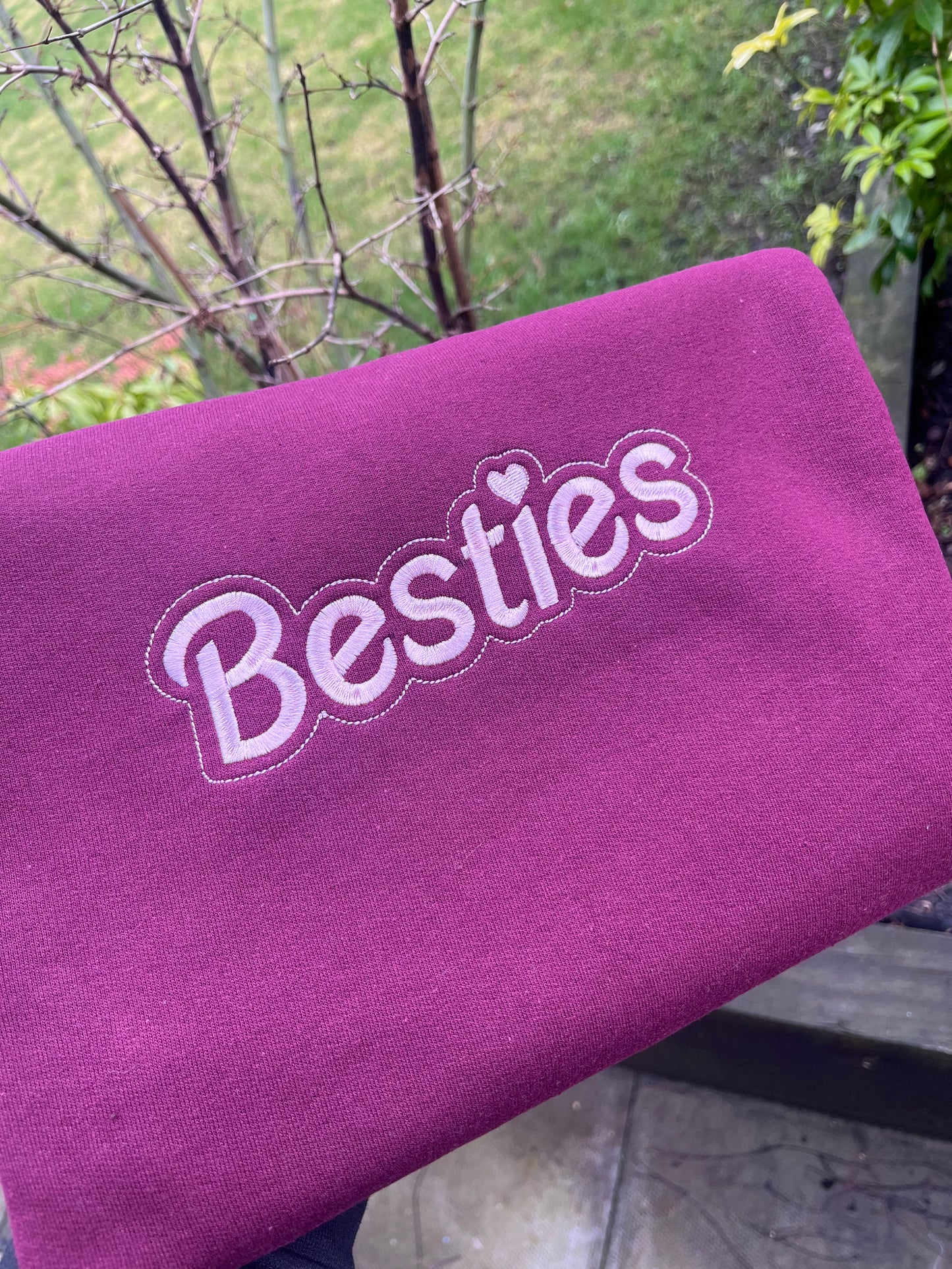 BESTIES EMBROIDERED SWEATSHIRT
